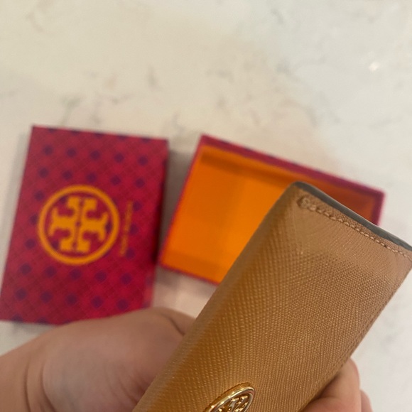 Tory Burch Credit card holder. In really good shape. Few scuffs on corners. - Picture 3 of 10